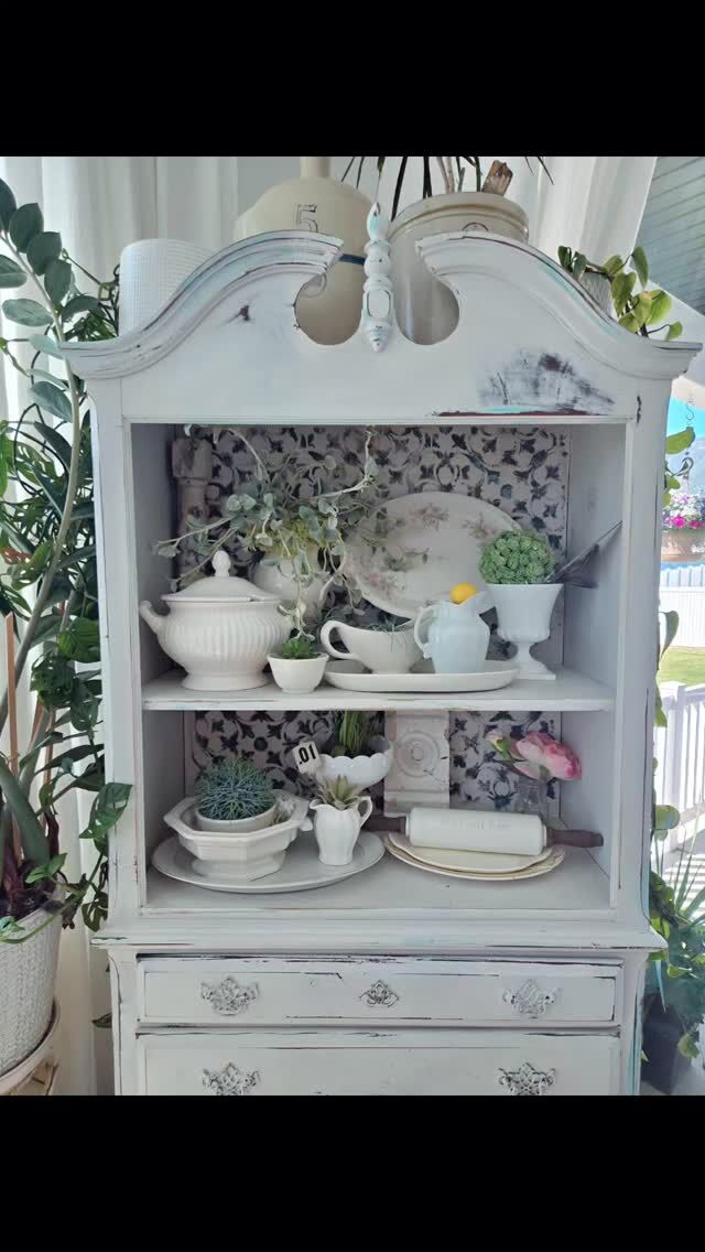 What can I say, people and stuff, old stuff, chippy, worn, aged stuff with character.  What "stuff" do you like?

#vintagestyle #cottagestyle #howihome #utahliving